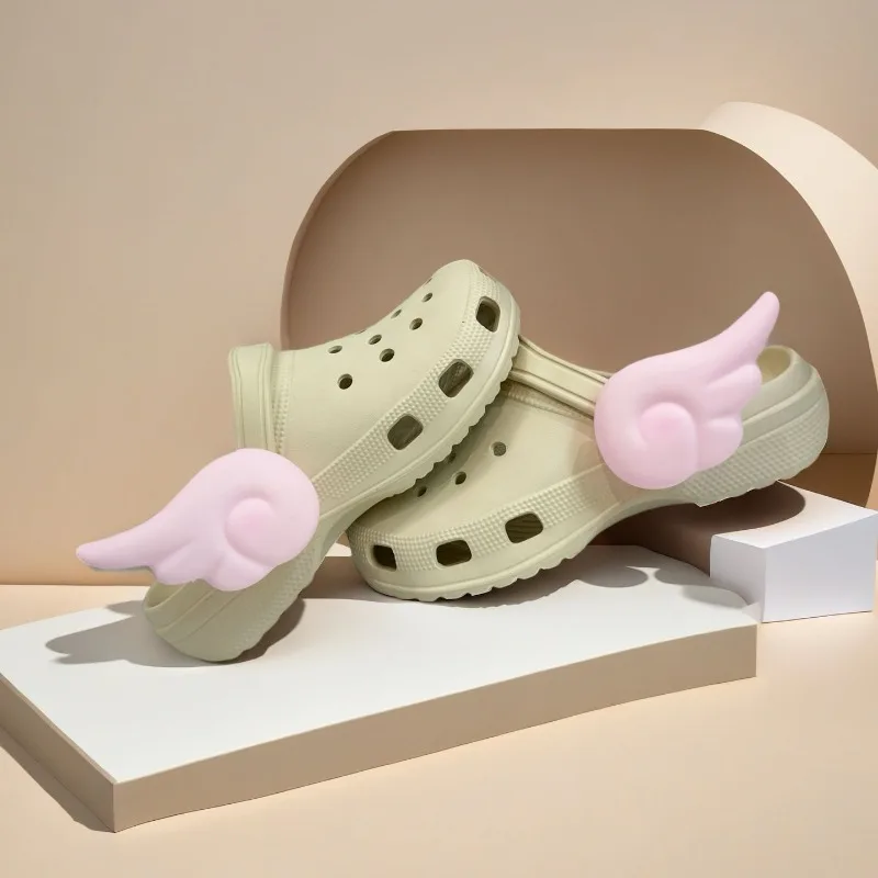 

2025 new summer and autumn men's and women's outer wear bag head wings hole shoes drag sandals