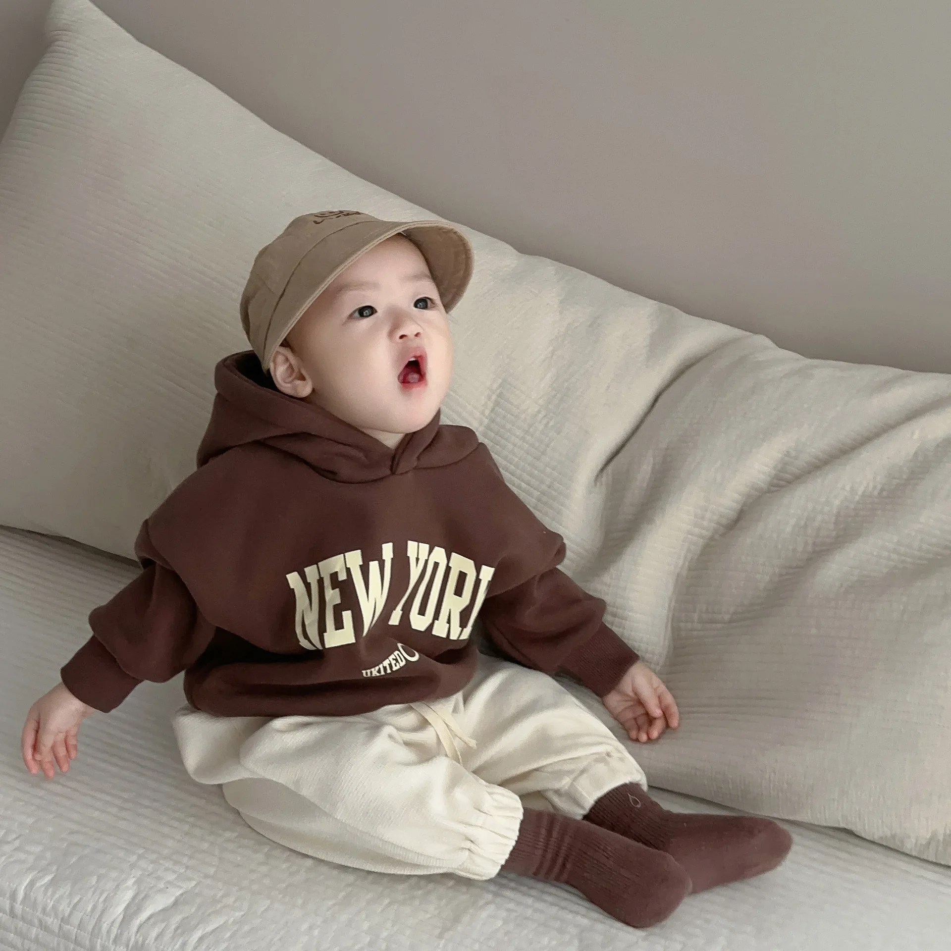 Sonbahar yeni bebek mektup baskı kapüşonlu Sweatshirt pamuk bebek erkek rahat Hoodie moda çocuk pamuk kazak bebek giysileri