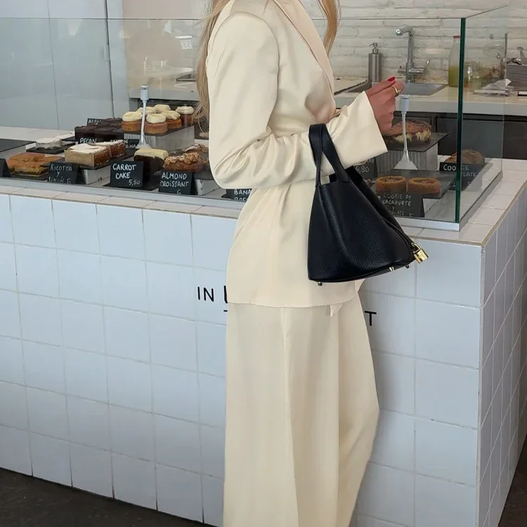 ชุดทำงานผ้าซาตินหรูหรา สไตล์ผู้หญิงสง่างาม คอวี เสื้อแขนยาวผูกโบว์ กางเกงขายาวทรงหลวม ชุดเซ็ตสองชิ้น