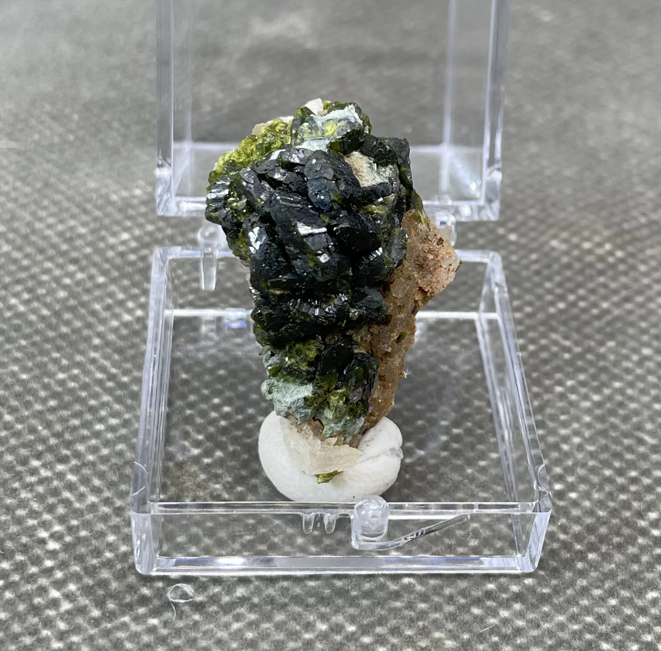 RARE! 100% natural Morocco Epidote mineral specimens stones and crystals quartz crystals + box size 3.4 cm