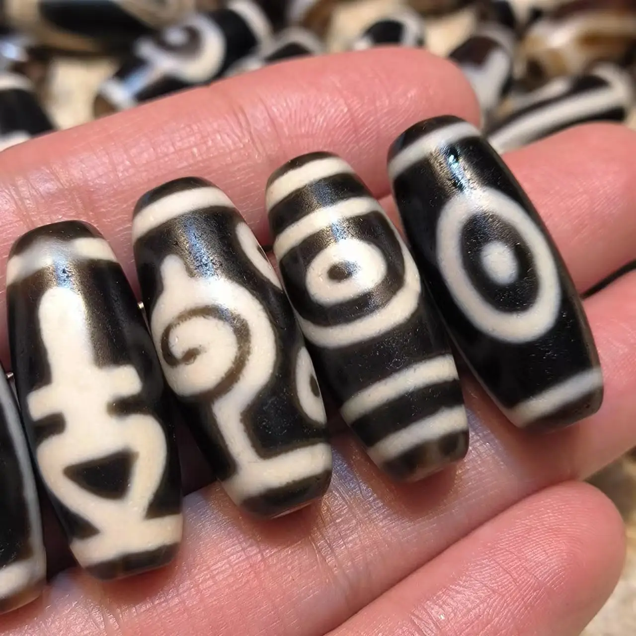 10pcs/lot natural multi-pattern old agate dzi wholesale Black and white calcify 30mm Weathering lines Accessories jewelry rare