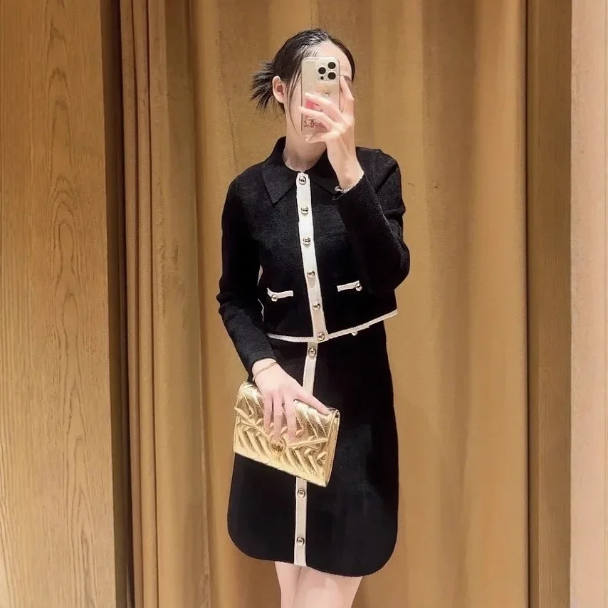 

Женский черно-белый костюм-двойка с длинными рукавами, элегантным кардиганом или платьем-жилет без рукавов.