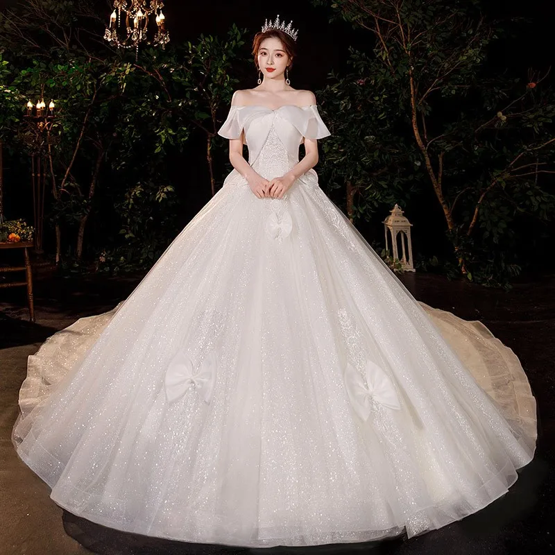 

A new and elegant one-shoulder dreamy train dress