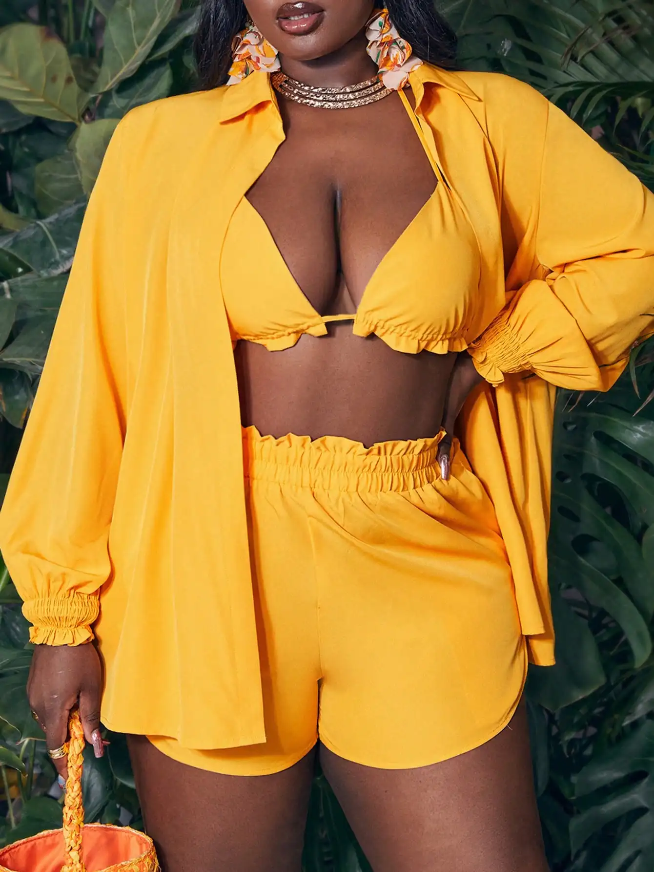 

Желтый пляжный комплект больших размеров из 3 предметов: топ-бикини с рюшами, шорты и накидка с длинным рукавом