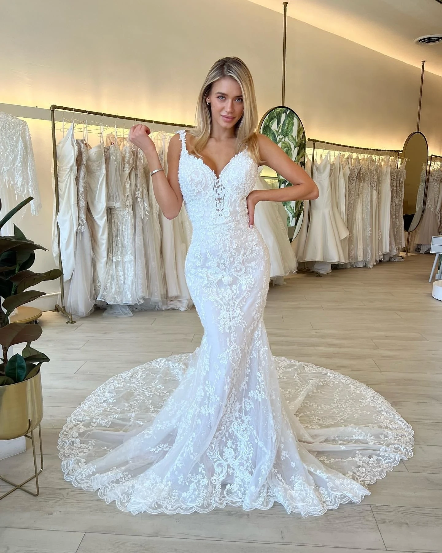 Elegant Spaghetti Straps Handmade Lace Applique Mermaid Wedding Dresses  Backless Sleeveless Vestido De Novia