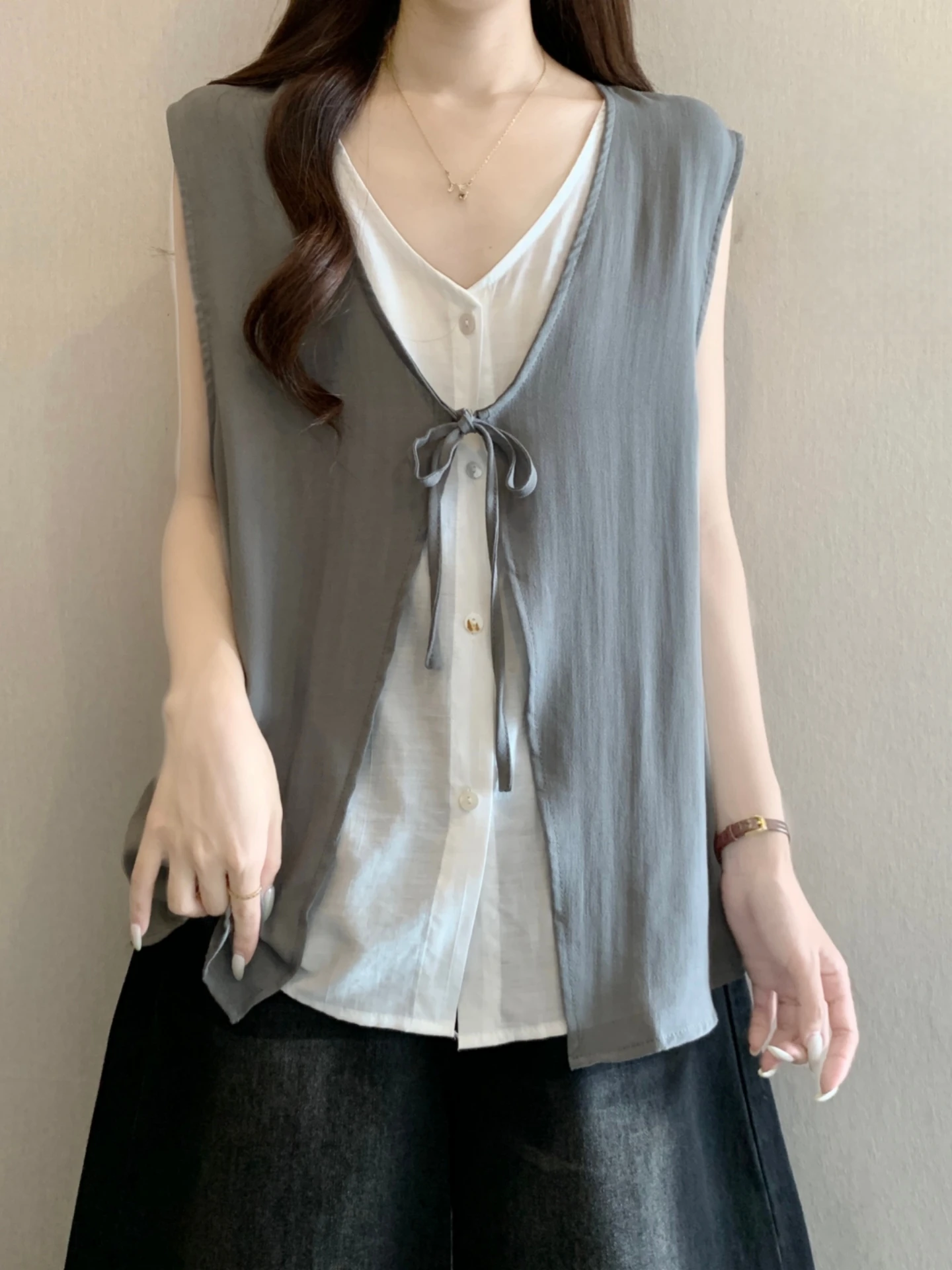 

Slimming V-Neck Sleeveless Shirt Design Sense Belted Base Layer Top Women's Summer 2026 plus Size Fashion Korean Style Commute