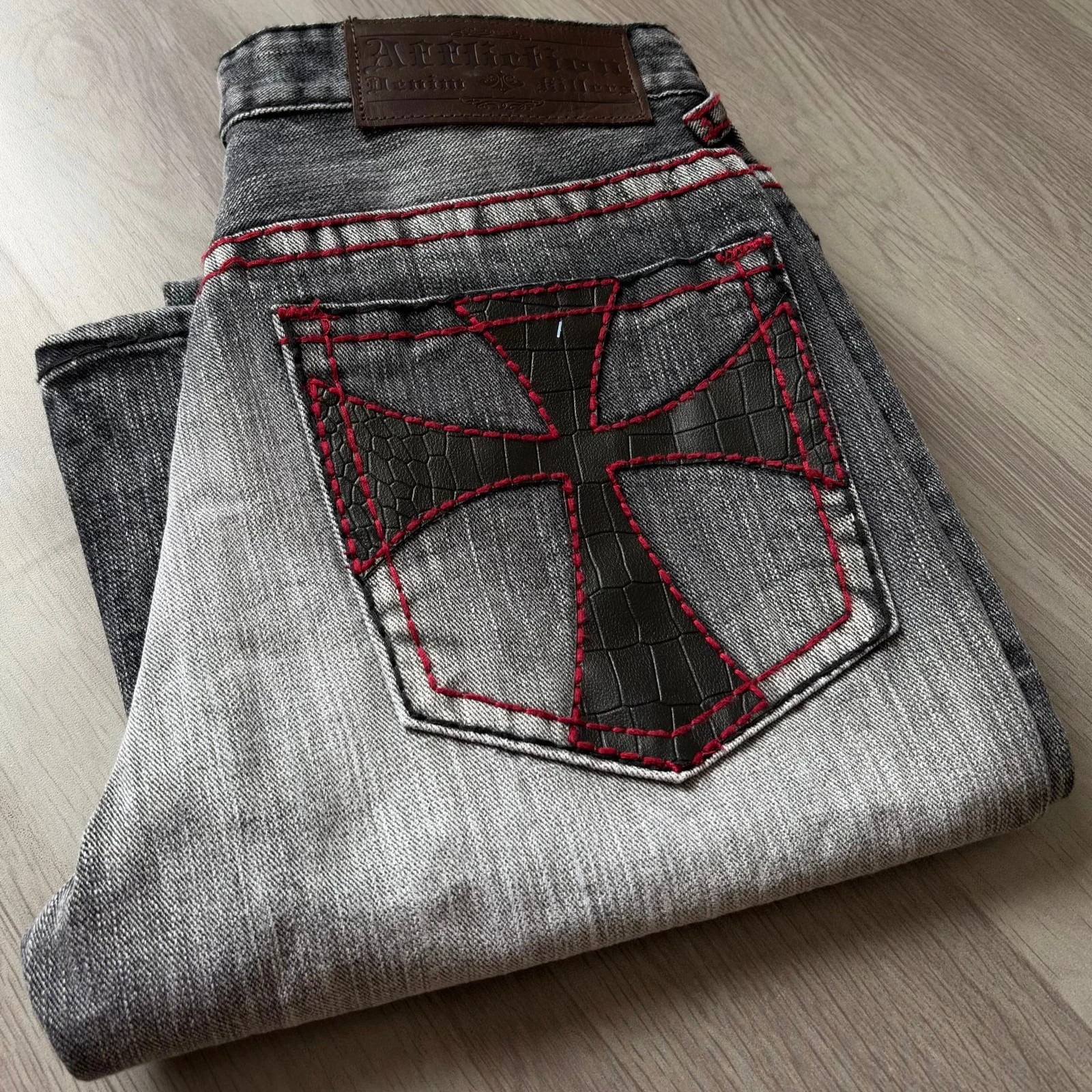 Alligator Cross Silver Fade Re – Embroidery On Jeans recenzja i cena