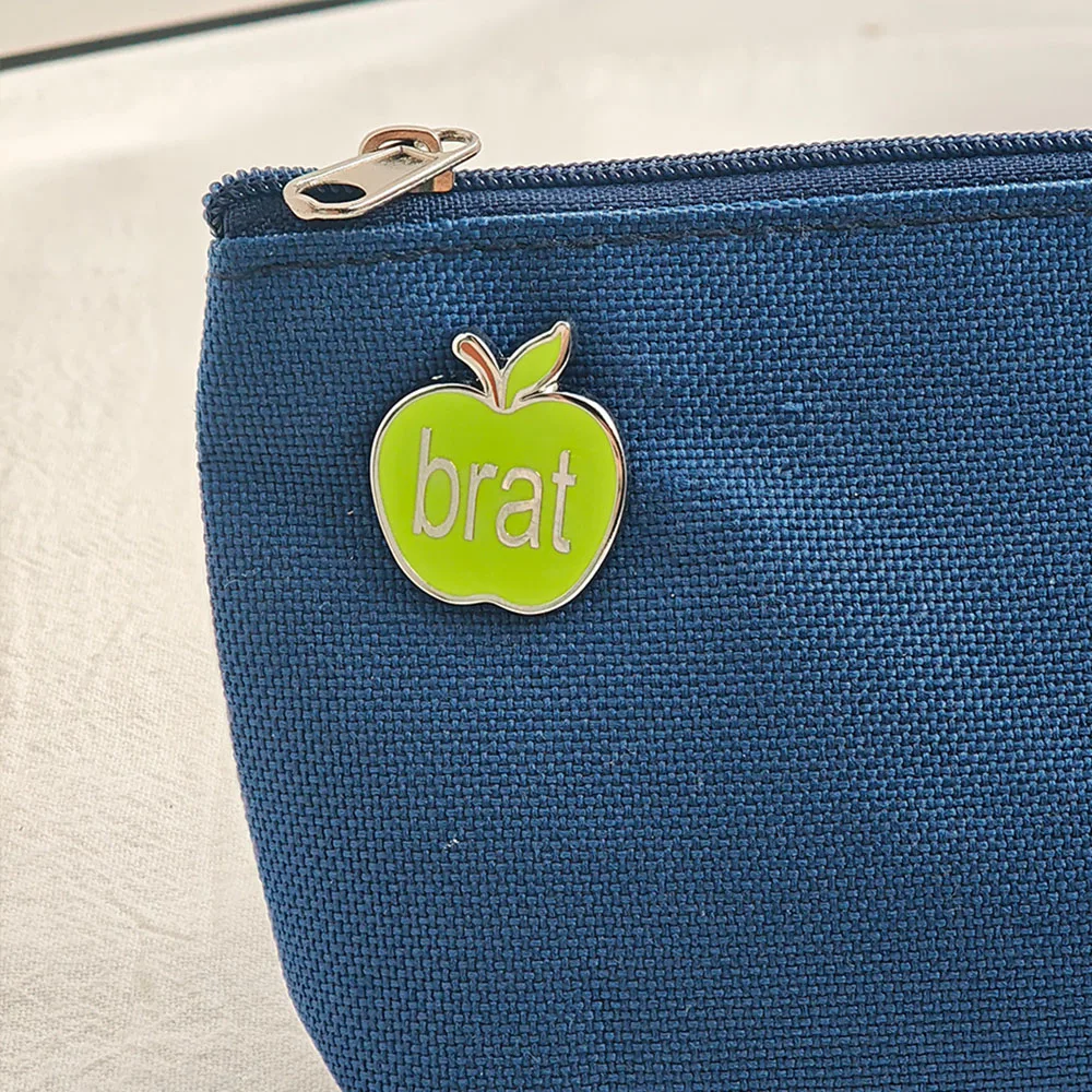 Charli XCX Brat Emaille-Pins Niedliche Grüne Apfel-Broschen Indie-Pop-Musikalbum-Logo-Abzeichen Kleidung Rucksack Anstecknadel Fangeschenk – Detail 7