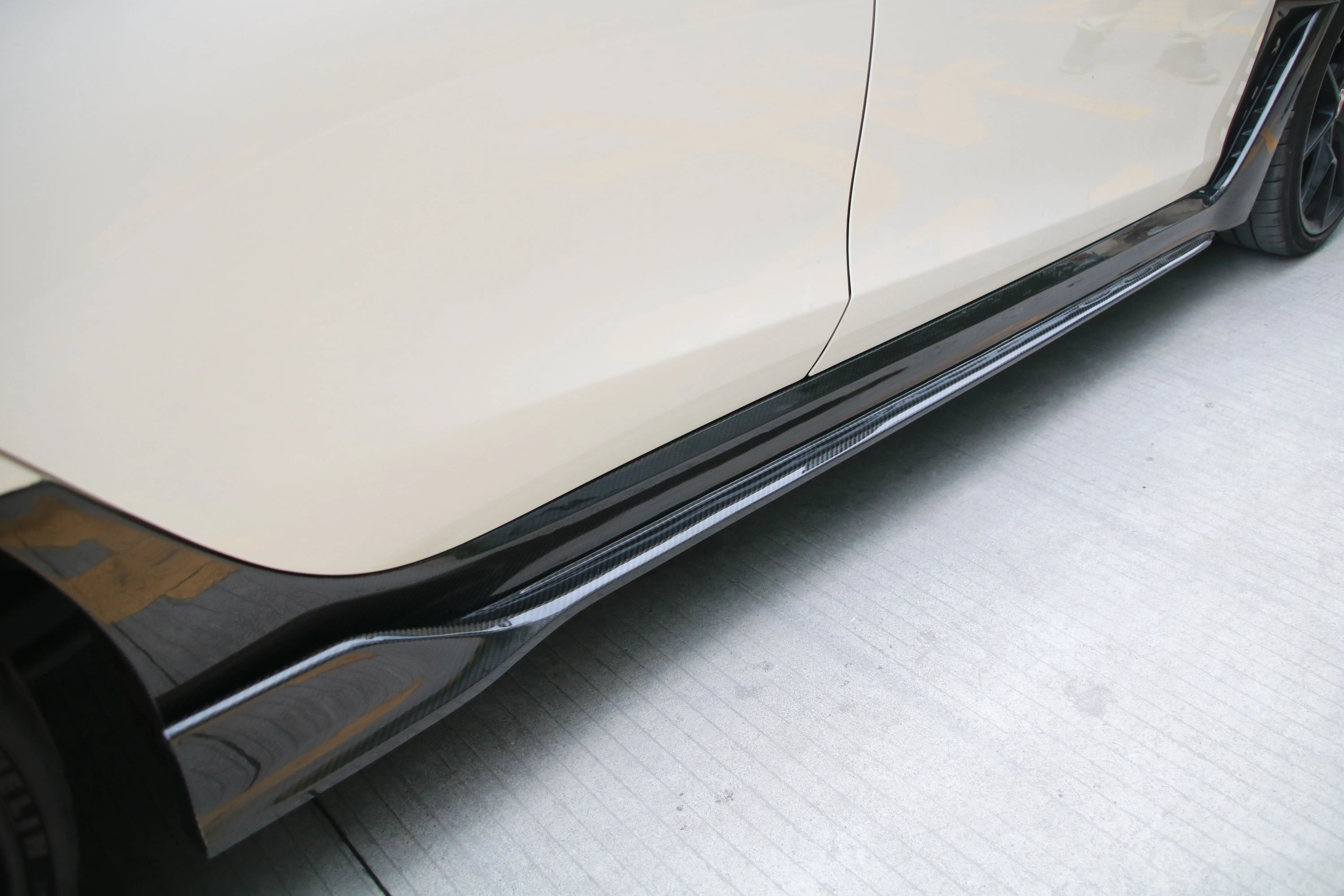 Dry Carbon Fiber TY Upgrades the OEM Side Fenders for Honda Civic