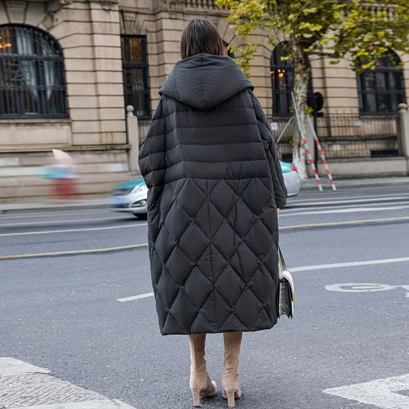 Luxuriöse übergroße lange Pufferjacke für Damen, neue Winter-Schwarz, eleganter Daunenmantel mit Kapuze, Damenbekleidung, neueste Mode 2O283