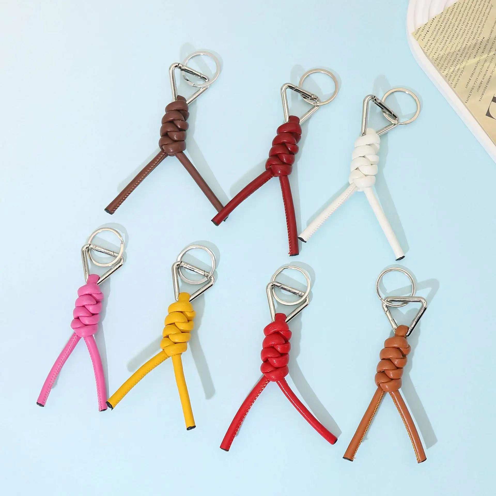 novo-chaveiro-triangular-de-couro-pu-trancado-com-no-gengong-acessorio-de-moda-criativo-e-luxuoso-para-pendurar-em-bolsas