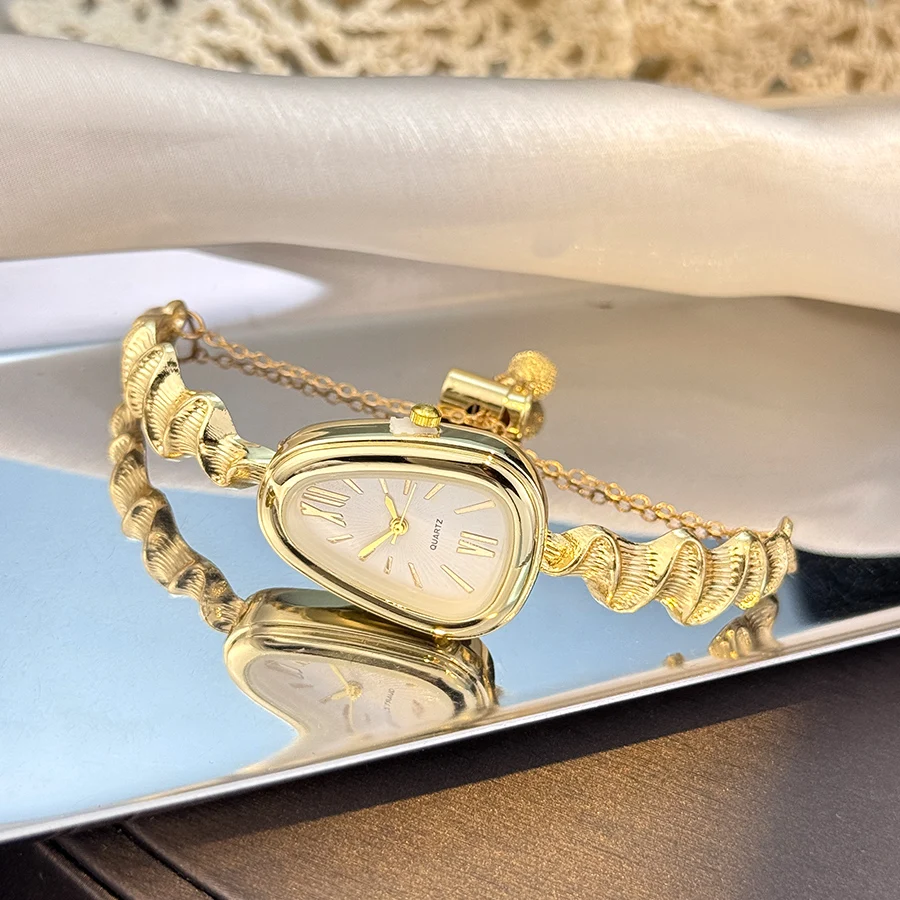 ساعة كوارتز أنيقة على شكل ثعبان للسيدات على الطراز الأوروبي والأمريكي، إكسسوارات عصرية أنيقة بأرقام رومانية فاخرة