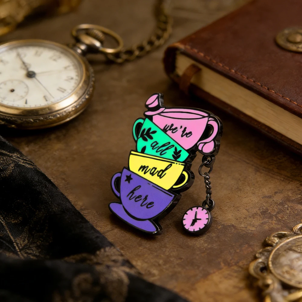 Wir sind alle verrückt hier Emaille-Pin, gestapelte Tassen, Taschenuhr-Anhänger, Brosche, Teeparty-Abzeichen, Geschenk für Prinzessinnen-Mädchen-Fans, Accessoire – Detail 4