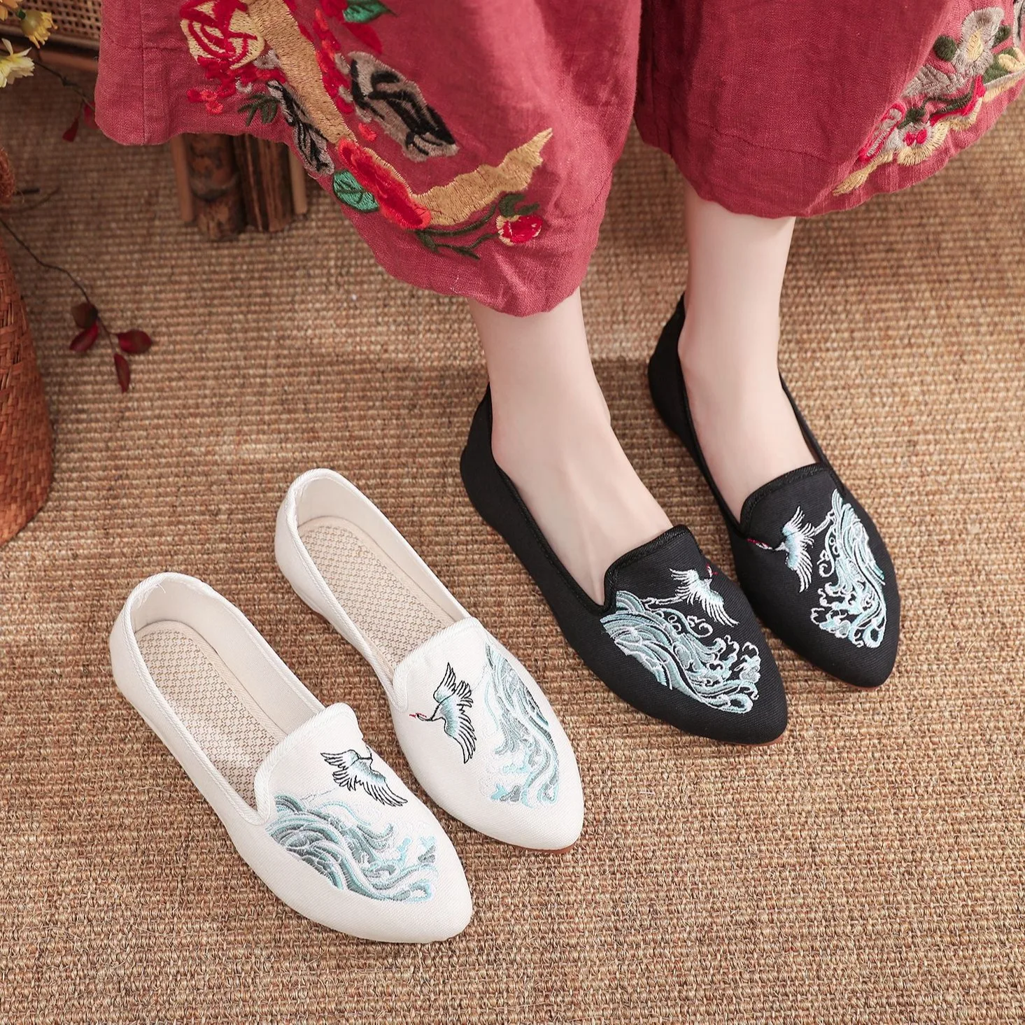 Size 35-41 Pointed Toe Shoes Crane Wave Canvas Embroidered Cloth Shoes Chinese Ethnic Style Antique Fashion Low Heel Women Shoes