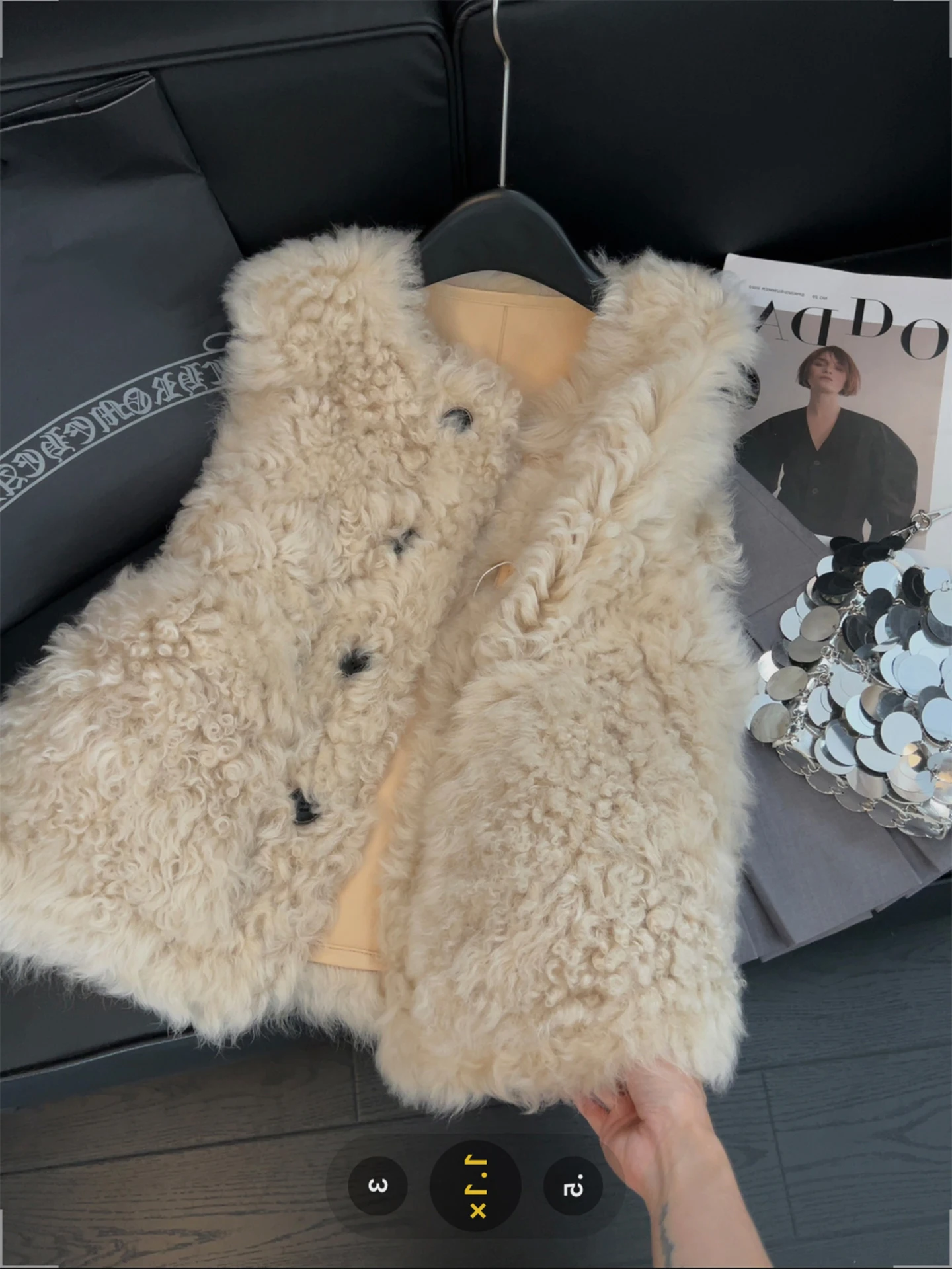 

Жилет из меха ягненка цвета хаки в стиле ретро, женский осенне-зимний дизайн, кожаный меховой топ с v-образным вырезом и одной пуговицей