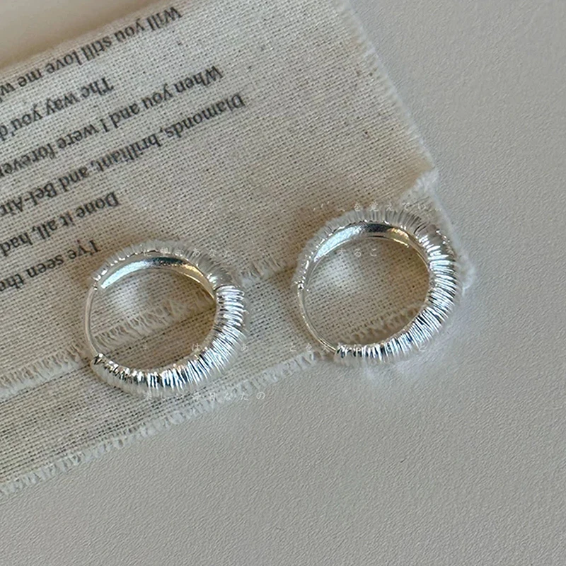 GANPUP Einfache Runde Plissee-Creolen für Damen, Modische Neue Silberfarbene Ohrschmuck-Geschenk für Party, Damenohrringe – Detail 2