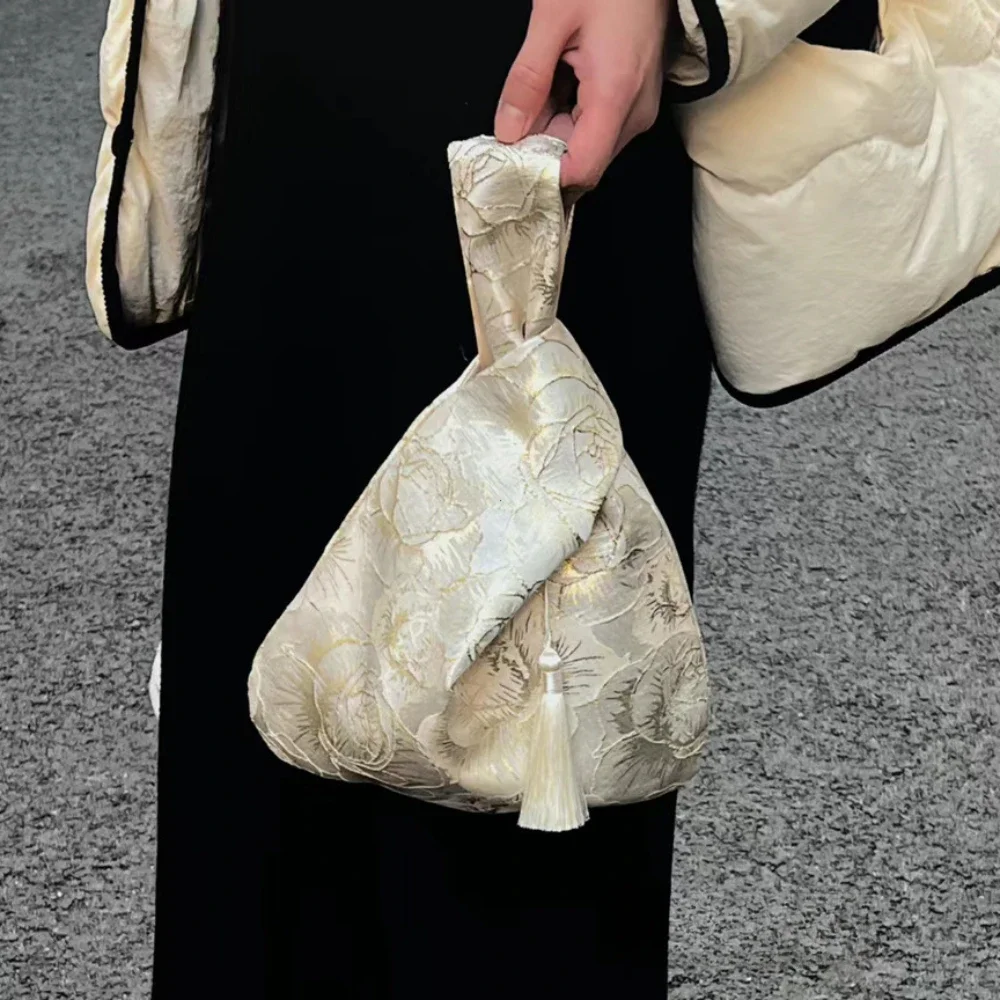 Bolsa de almuerzo con colgante de flores, bolso de cosméticos de estilo chino, bolso de muñeca con nudo de borla, bolsa de artículos pequeños, accesorios Cheongsam, nuevo