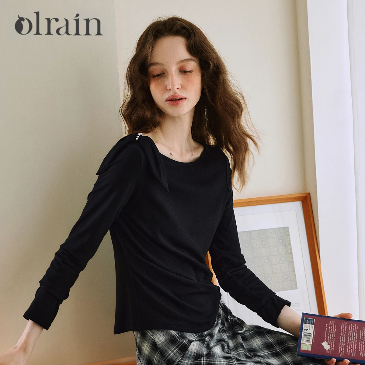 OLrain 2026 Autumn New Black Large Round Neck Bow with Beaded Pleated Hem Long Sleeve T-Shirt for Women O58QT008530