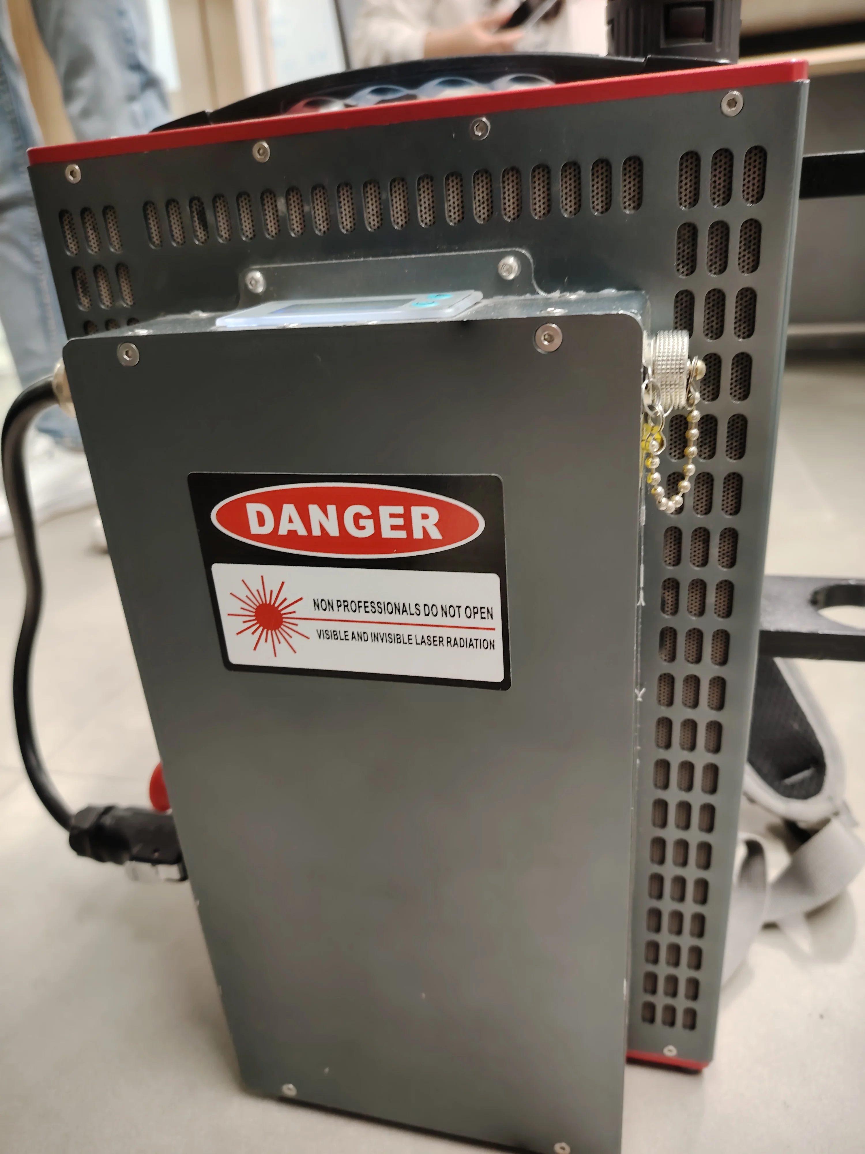 300w Rucksack Pulse Faser Laser Reinigung Maschine Rost Entfernung Maschine Für Metall Holz Lack Malerei Reiniger