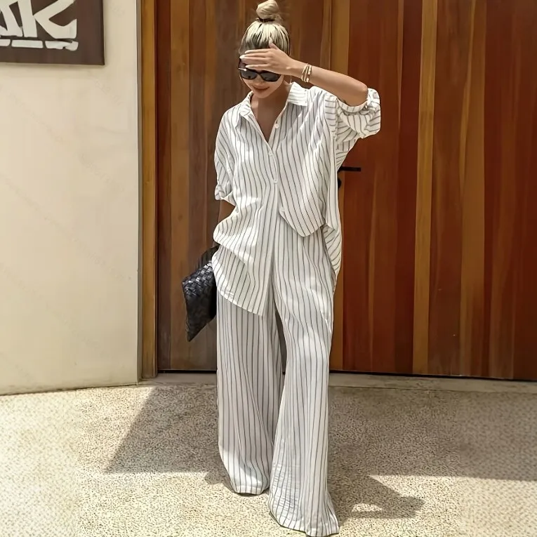 Conjunto Casual de Dos Piezas para Mujer, Color Blanco y Gris con Rayas Verticales, Camisa de Manga Larga con Cuello Holgado y Pantalones Anchos de Cintura Alta, Ideal para Vacaciones