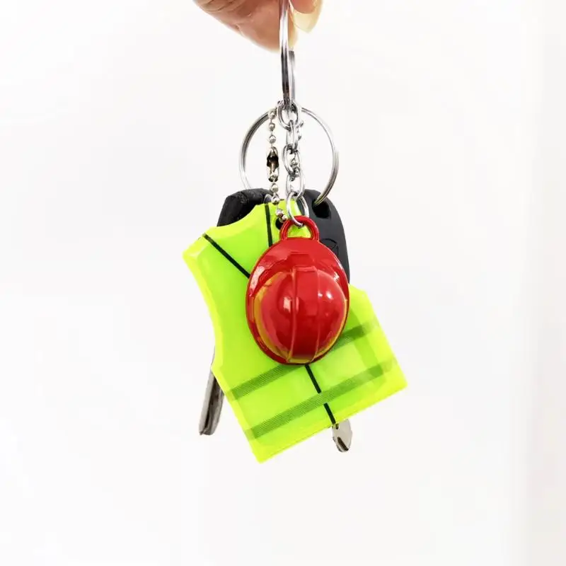 Kreativer Schlüsselanhänger in Form einer Weste und eines Schutzhelms, reflektierender Anhänger für Nachtreisen, für Rucksack- und Gepäckzubehör – Detail 4