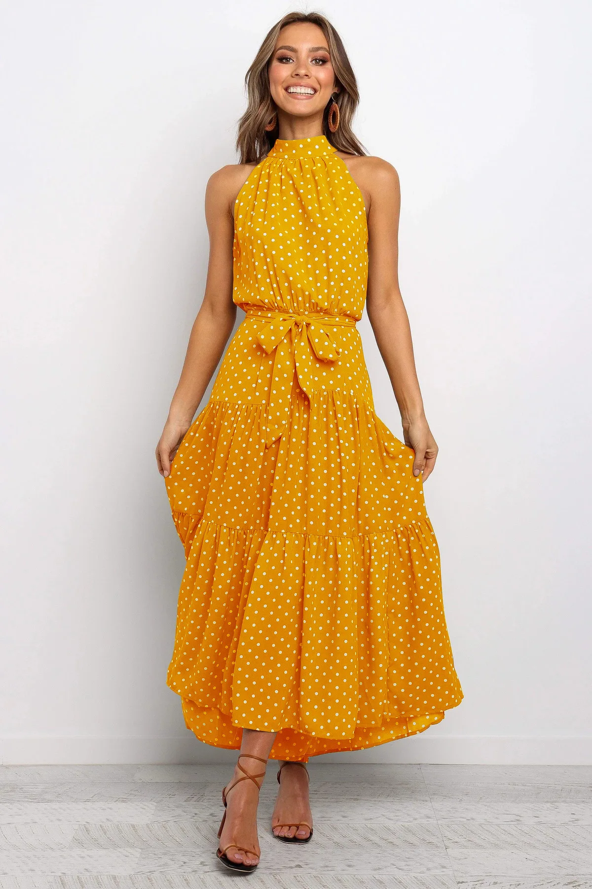 Vestido maxi feminino de bolinhas com amarração na cintura em camadas, design sem mangas e tecido fluido, vestido casual elegante