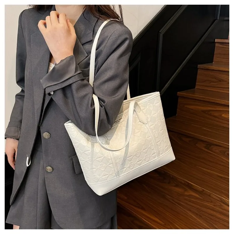 

Unique High-End Minimalist Shopper Bag For Women With Casual Simple Vintage Fashion And Elegant Leather Finish