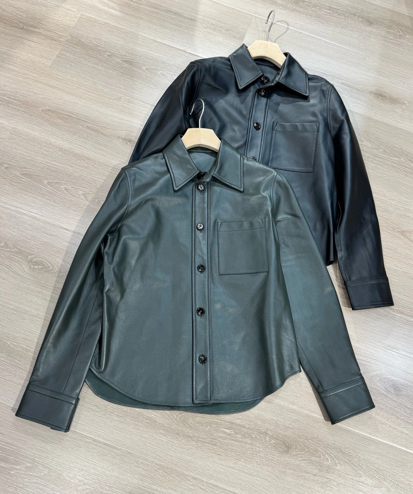 Nuovo cappotto da donna in pelle di pecora con risvolto semplice e suggestivo