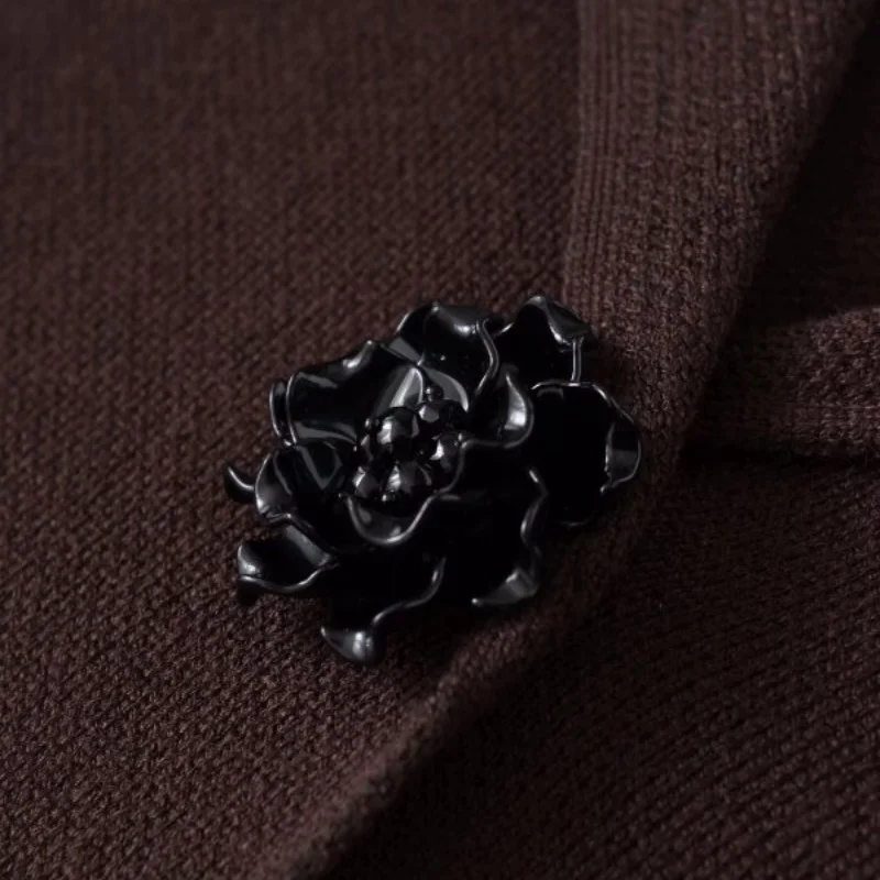 Damski kardigan z dzianiny, ozdobiony guzikami i klejnotami, jesienno-zimowa moda, swobodna odzież wierzchnia