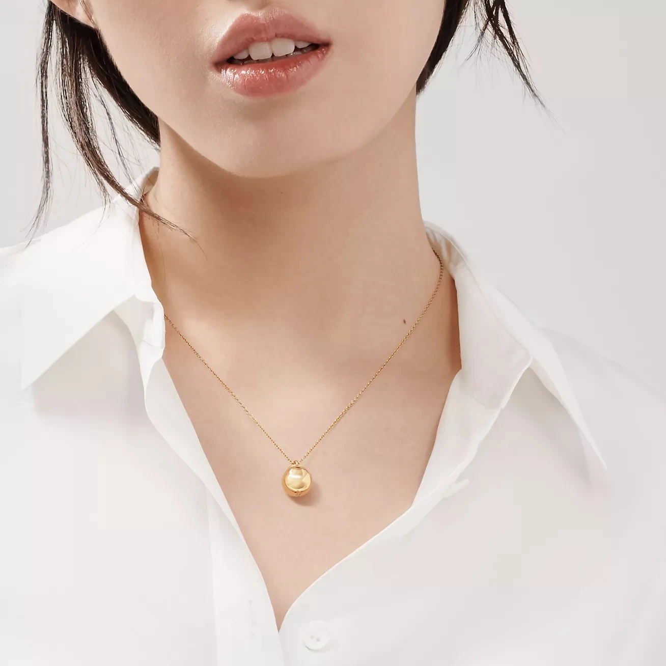 Exquisite classic spherical necklace, niche glossy round bead, small golden ball, simple and luxurious pure silver s925 necklace