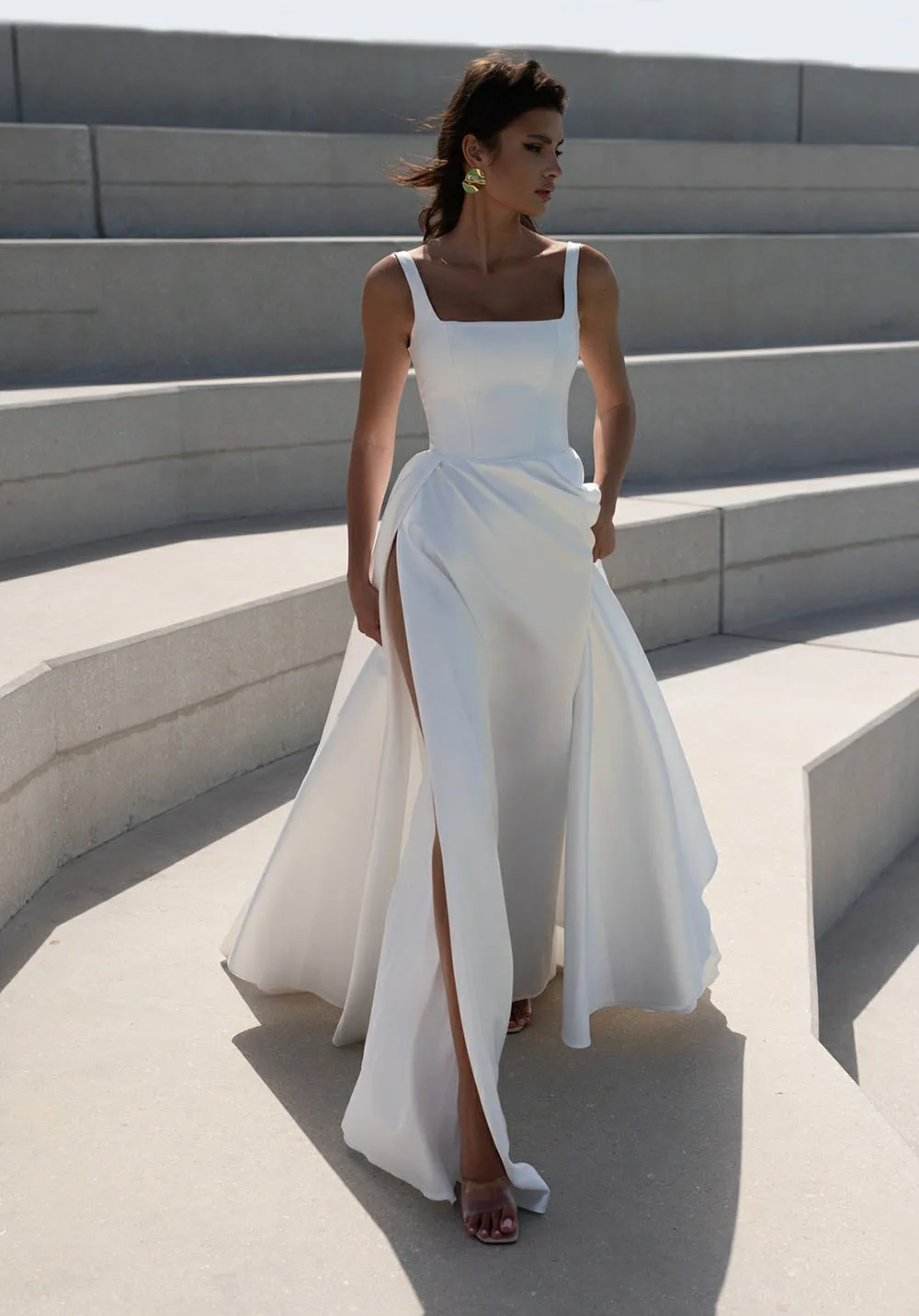 Einfaches Damen-Hochzeitskleid mit quadratischem Kragen, elegantes, seitlich geschlitztes, maßgeschneidertes, modernes A-Linien-Brautkleid aus Satin, rückenfreies Brautkleid