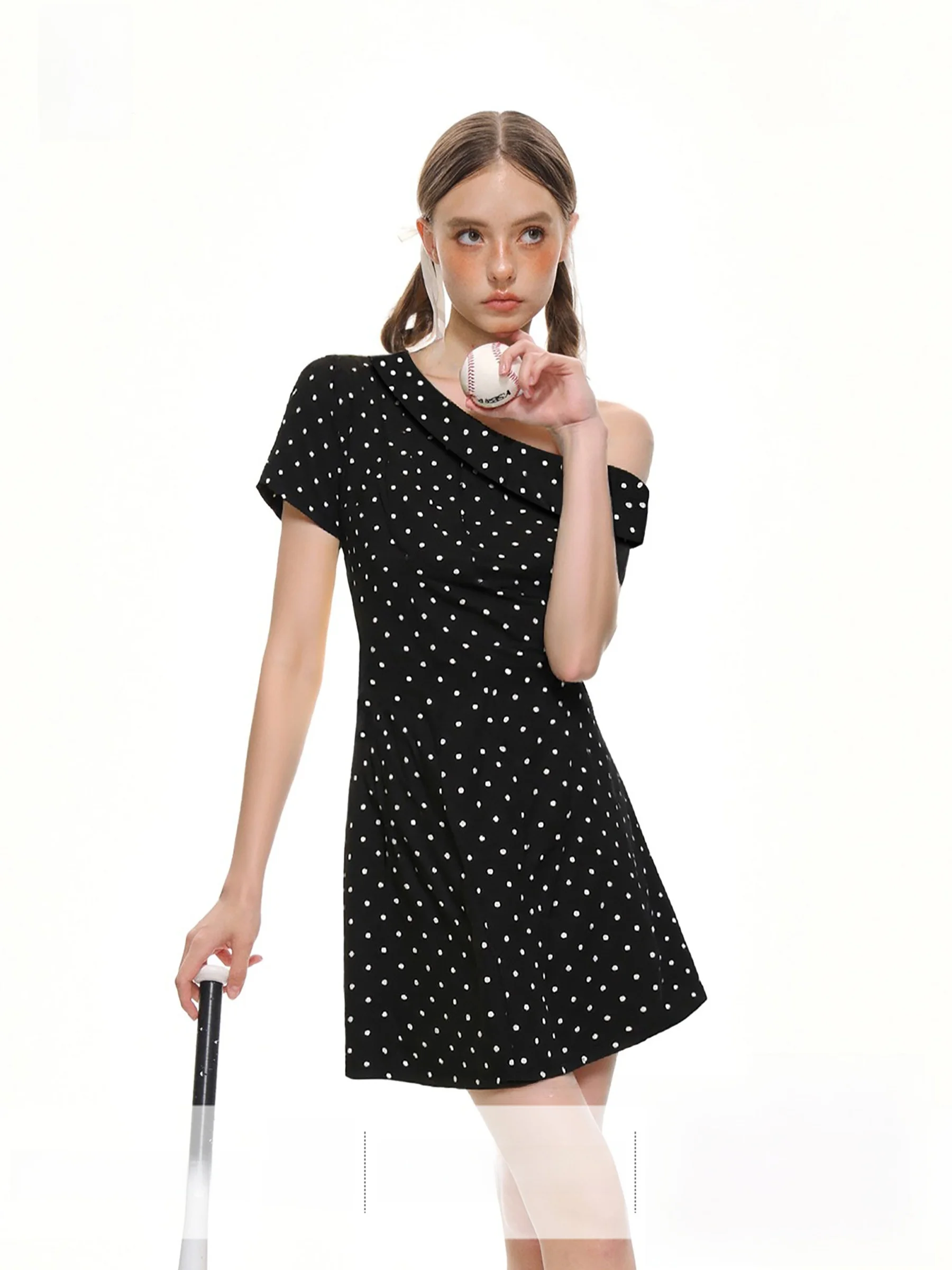 فستان قصير نسائي صيفي غير رسمي بأكمام قصيرة بتصميم كوري أنيق مع حزام منقط وكتف مكشوف، مثالي للتنقل اليومي.