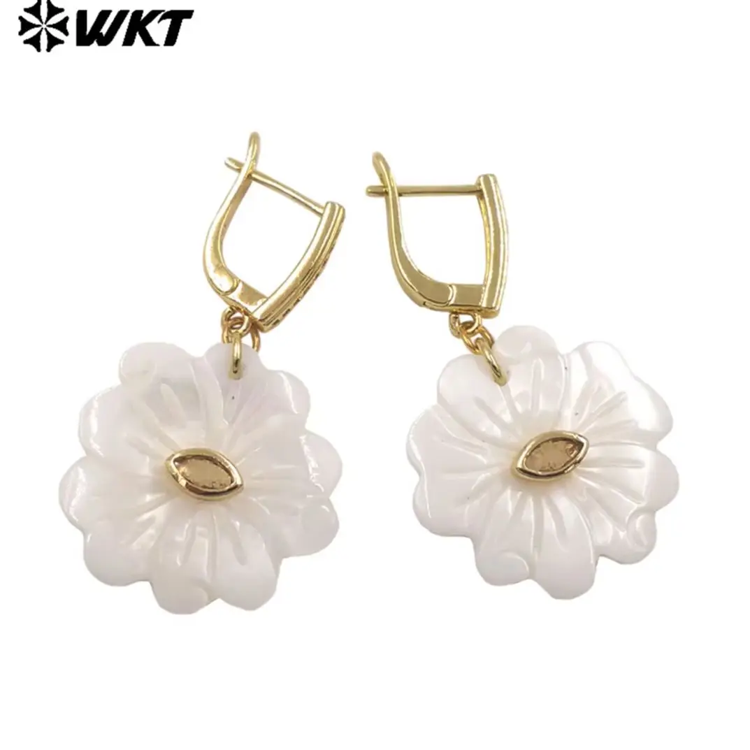 WT-MPE179 Fashionable And Luxury Style Women Dating Accessory In Natural Fine Shell Flower Shape Mid-Length Earrings