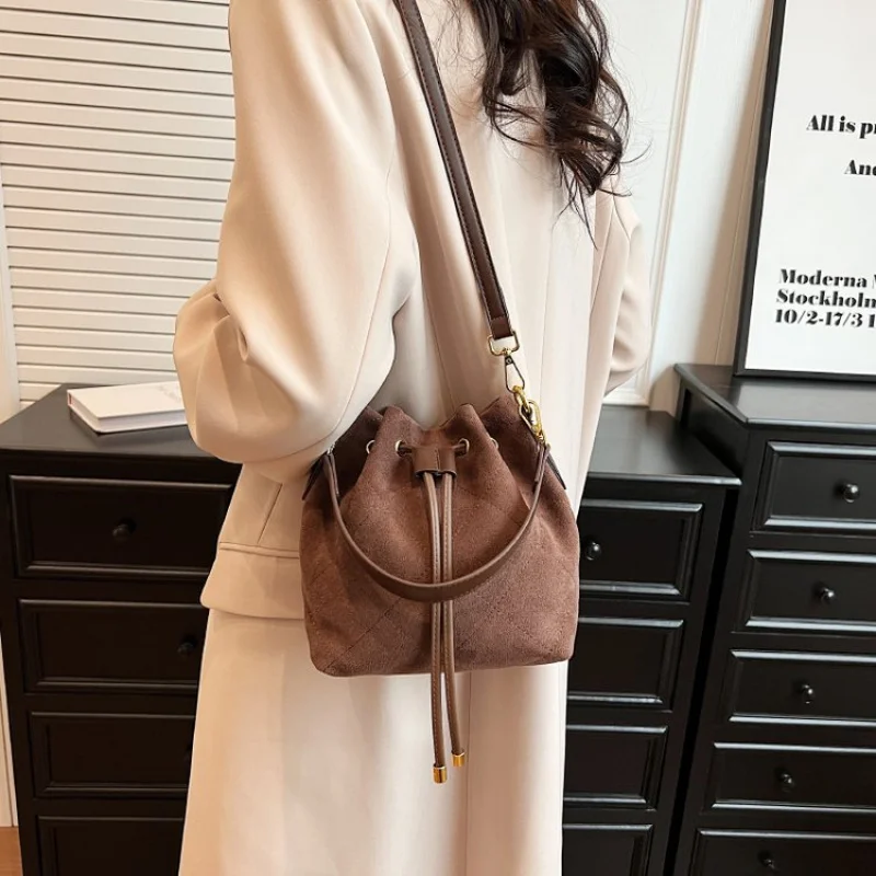 

Женская сумка из тонкой кожи с модным пригородным дизайном и известным винтажным парижским образцом