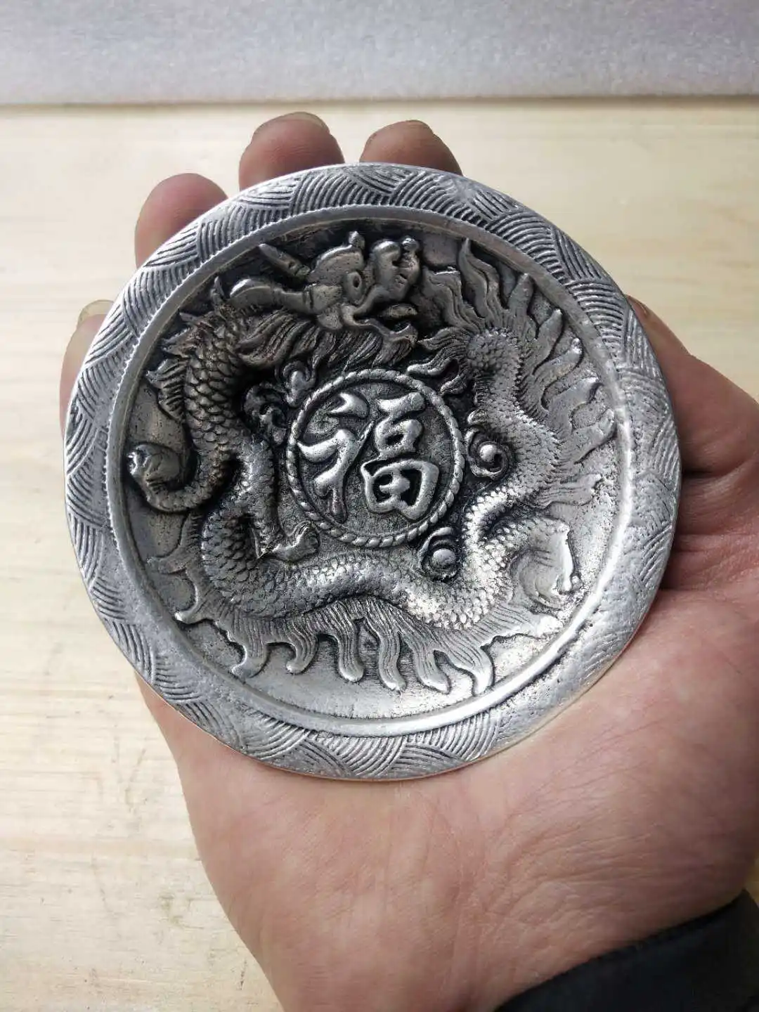 

The silver plated carved dragon blessing small bowl is exquisitely crafted and coated to moisturize the home decor