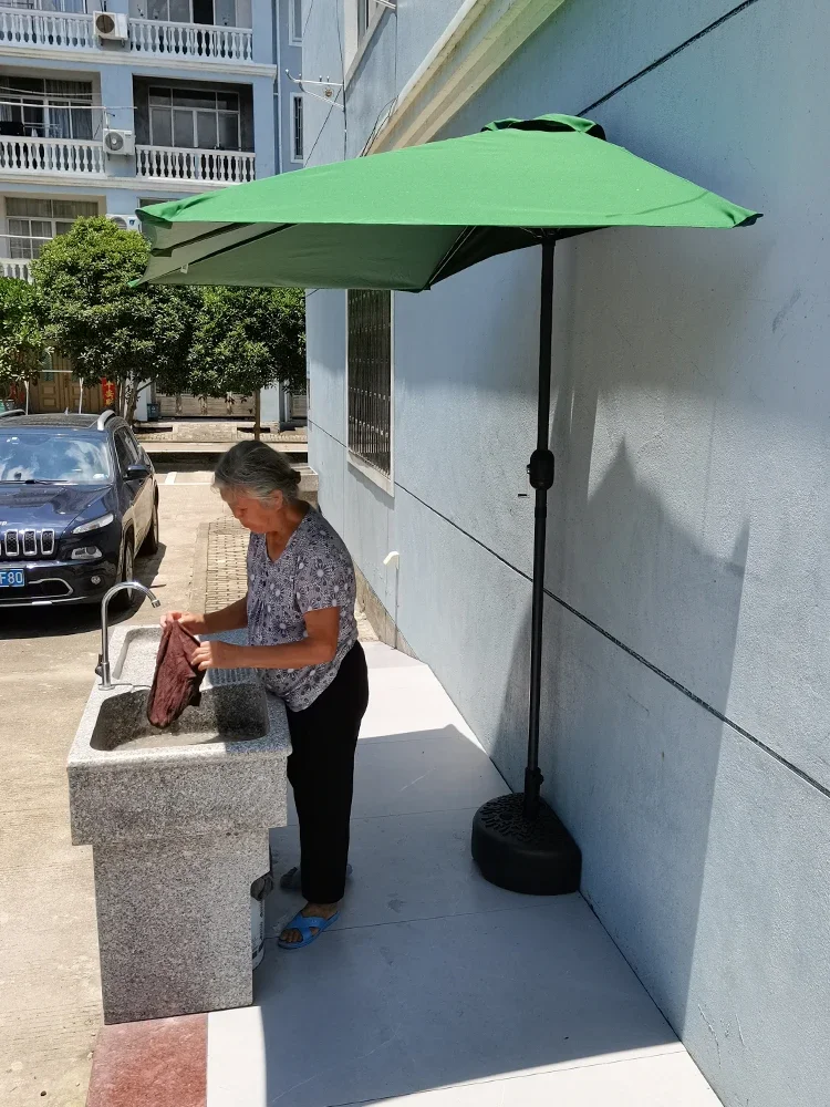 Mezzo ombrello da esterno contro la parete tenda da sole di sollevamento dell\'ombrellone laterale del balcone del giardino