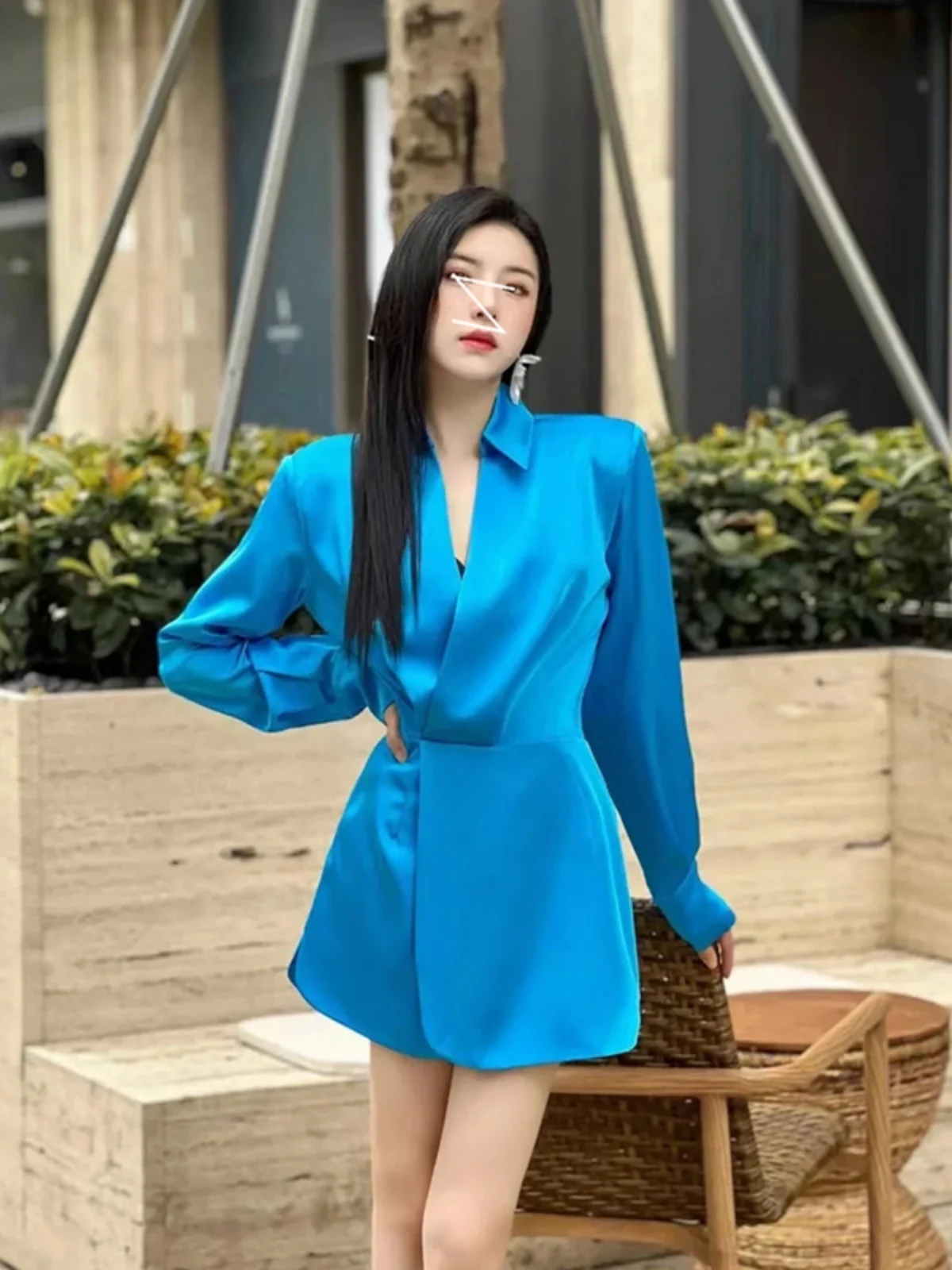 

Элегантное атласное платье с воротником, приталенным силуэтом, высокой талией, А-образной юбкой и длинными рукавами для весны и лета