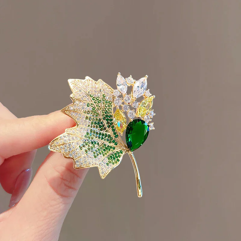 رائعة فاخرة أوراق القيقب بروش للنساء المتقدمة تحسس حجر الراين الصدار دعوى التلبيب دبابيس الملابس والاكسسوارات هدية