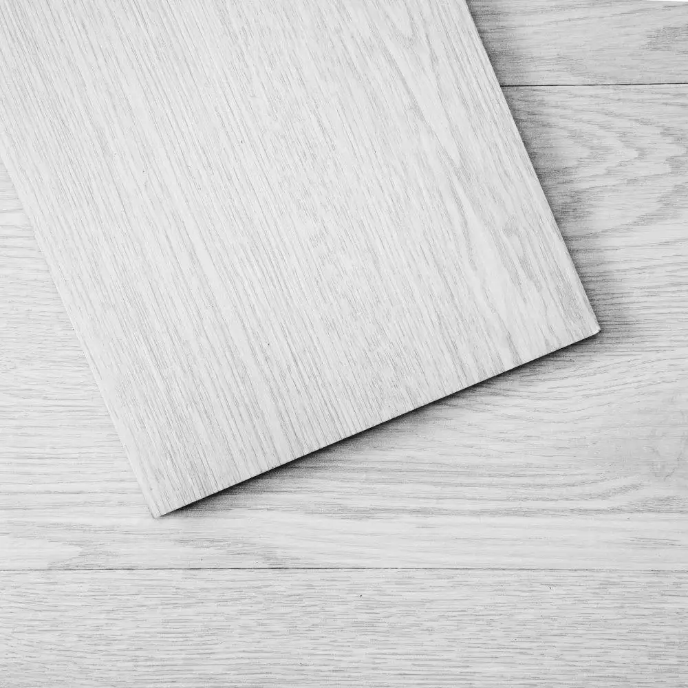 Azulejos de vinilo autoadhesivos, 36x6 pulgadas, 36 piezas, 2,5mm de espesor, grano de madera gris claro, suelos DIY para cocinas y baños