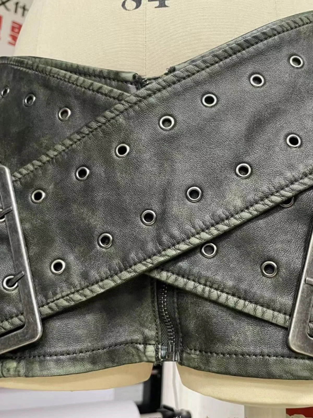 

Waed PU Leather Low Waist Skirt with Double Row Buttons Sexy Millennium Girl Cross Waist Belt Street Sle A-Line Skirt