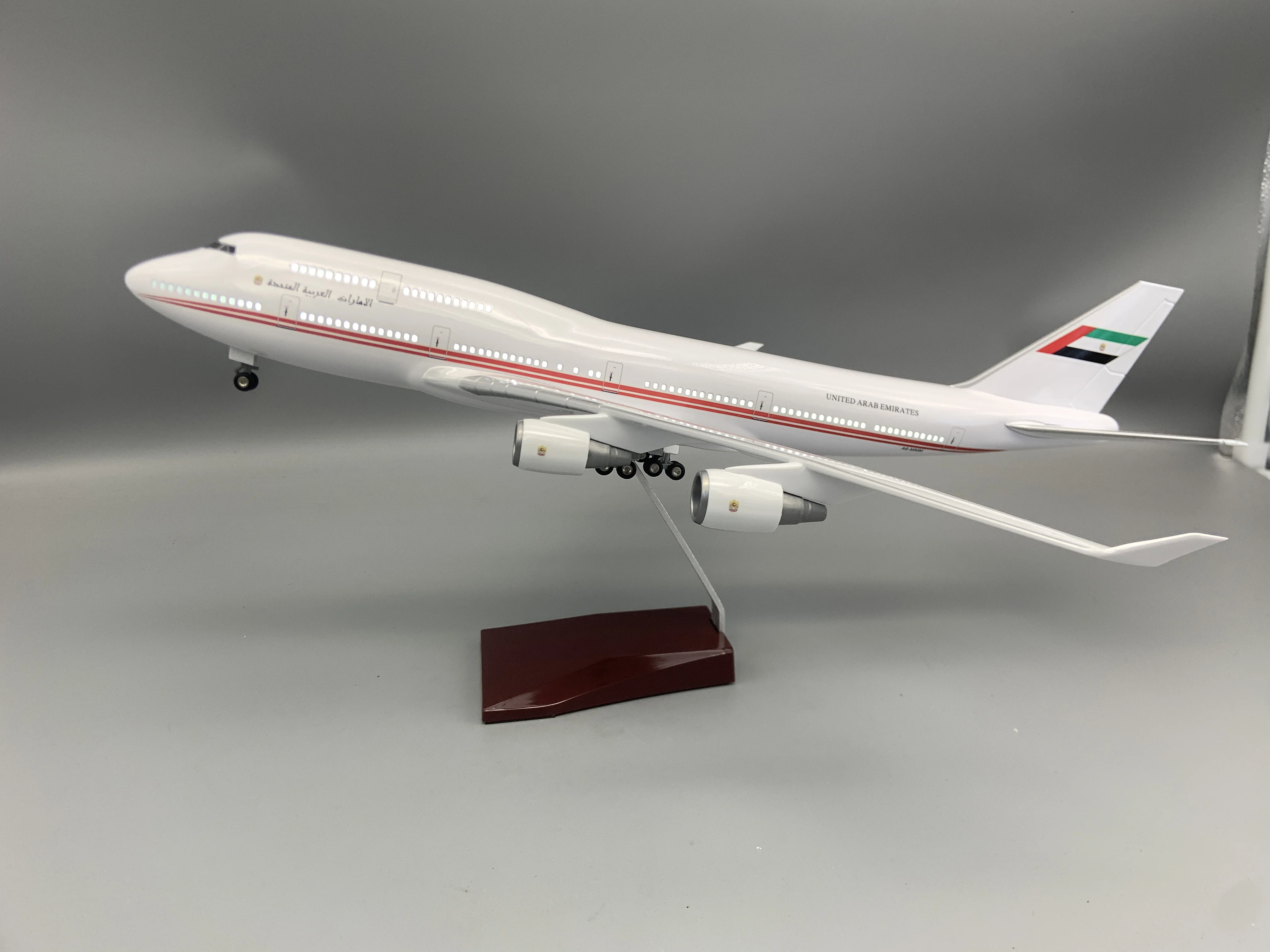 

1:150 Scale B747 Emirates Presidential Airplane 47cm Resin Toy Aircraft Model W Lights Wheels Desktop Display Collection Gift