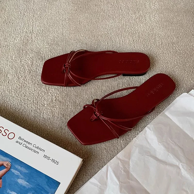 2025-夏の新ファッションクロスタイ中空クローズドトゥサンダルスクエアヘッドヒール軽量快適なスリップオンフラットスリッパ