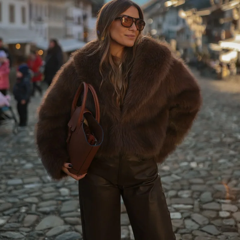 TRAF Płaszcze zimowe damskie Cropped Brown Fur Faux Coats For Woman Ciepły futrzany czerwony płaszcz ze sztucznego futra Jesienny pluszowy krótki puszysty płaszcz