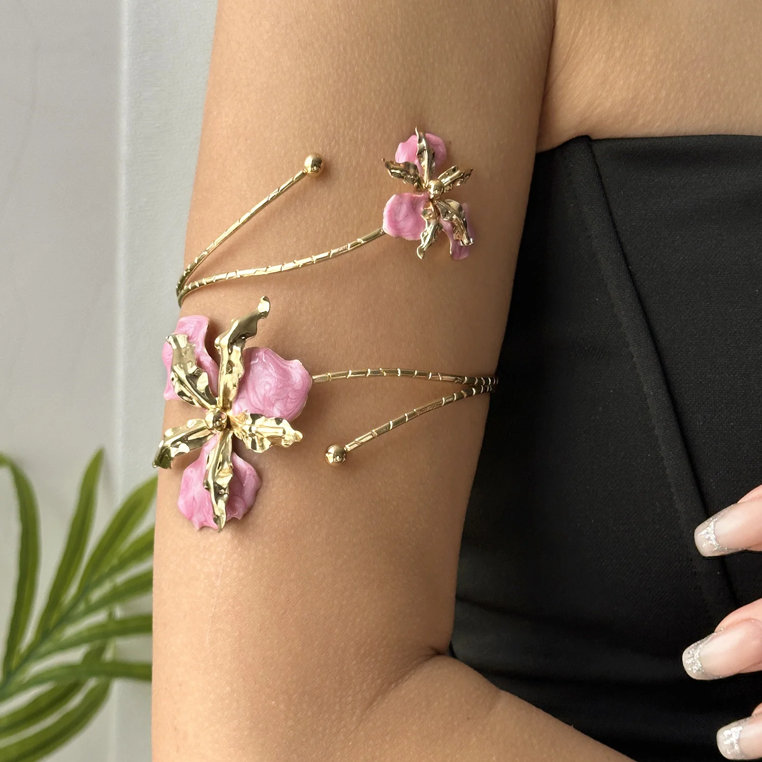 Elegantes, sexy florales Armreif-Design für Damen – Vintage-Emaille-Blumen-Oberarmreif für Party, Urlaub und als Schmuckgeschenk – Detail 1