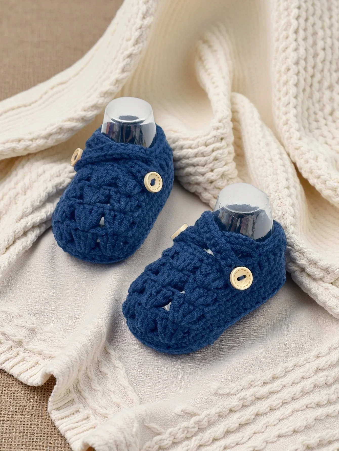 زوج واحد من أحذية الأطفال المصنوعة يدويًا من الكروشيه باللون الأزرق الداكن مع تفاصيل أزرار، أحذية أطفال ناعمة متماسكة، من عمر 0 إلى 12 شهرًا