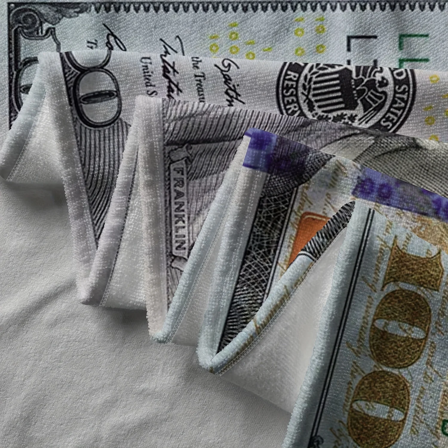 قطعة واحدة من من منشفة الشاطئ المصنوعة من الألياف الدقيقة الناعمة - خفيفة الوزن وفائقة النعومة مع تصميم لطيف بطباعة الدولار، مستطيلة - قماش سريع الجفاف