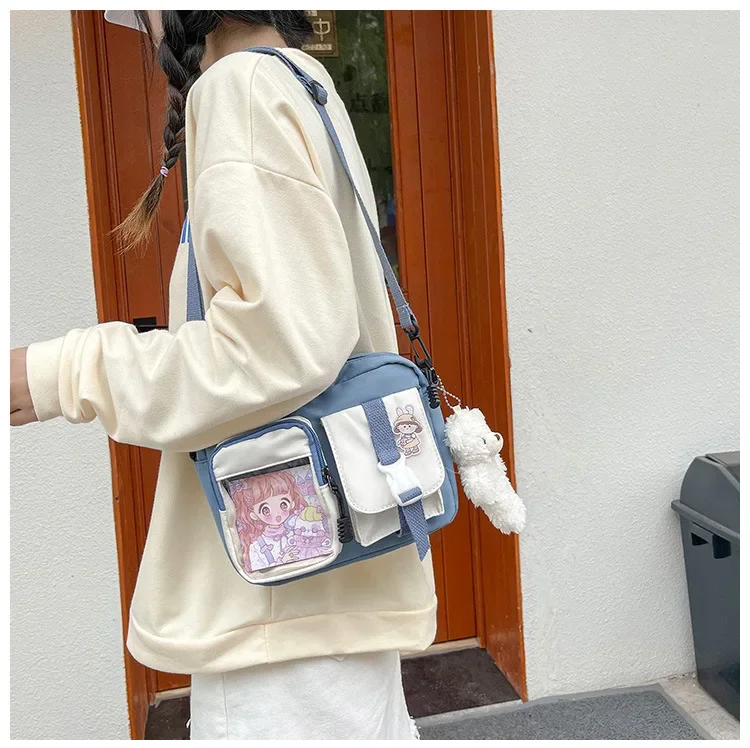 Kleine Umhängetaschen aus Canvas mit transparentem Kartenfach, Cartoon-Motiv, Messenger-Tasche für Teenager-Mädchen, Schul-, Alltags- und Reisetasche, lässige Mini-Schultertasche – Detail 4
