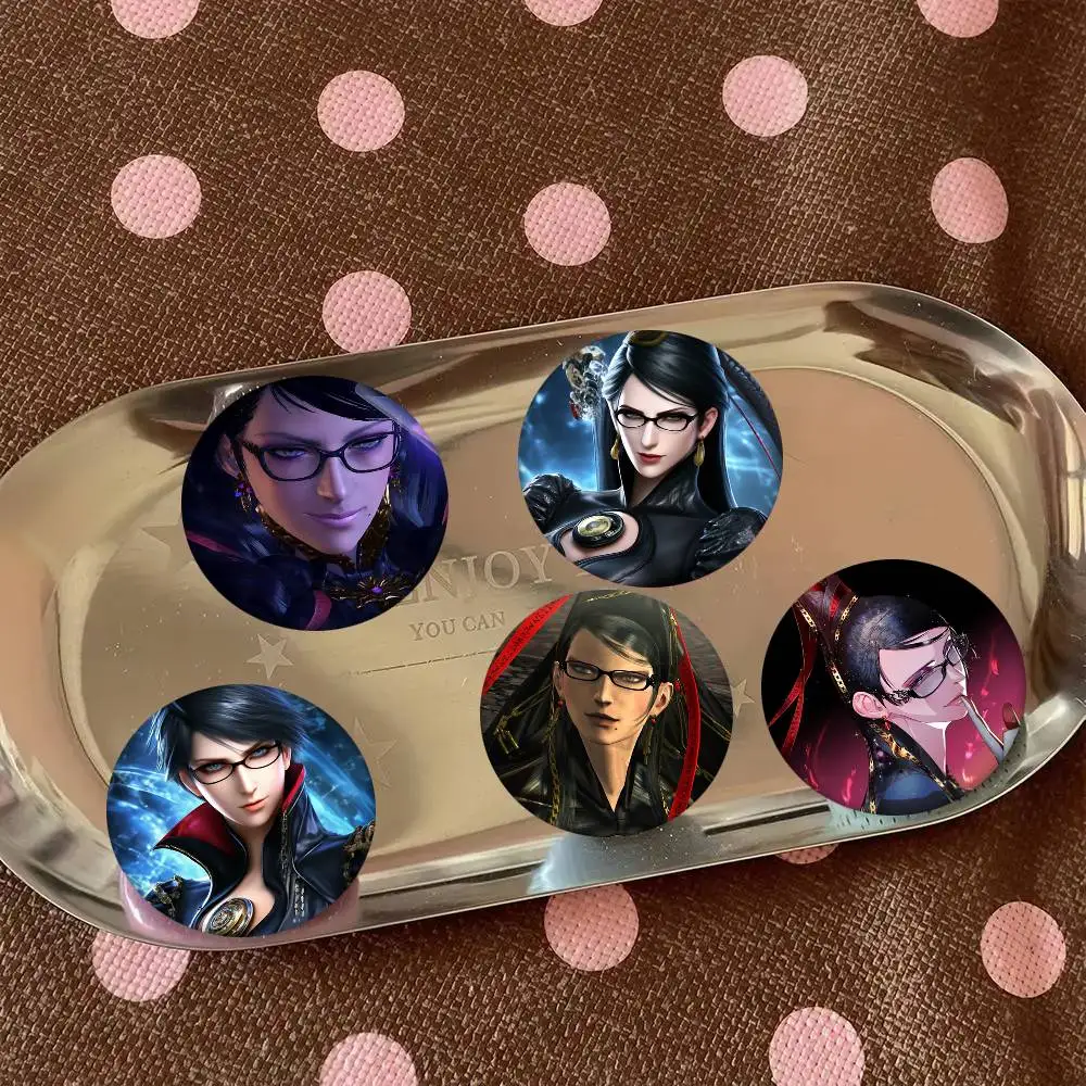 

1 шт. значок-брошь в мультяшном стиле B-Bayonetta SEGA, круглые эмалевые значки для украшения рюкзаков и аксессуаров