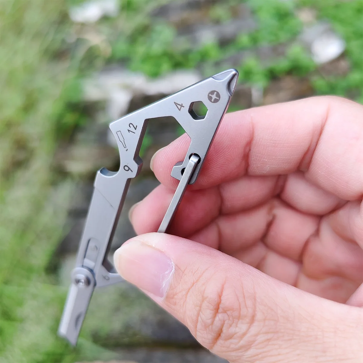 6 IN 1 Outdoor Portable EDC Multi functional Combination Tool Mountaineering Buckle Folding Knif e Camping Travel Accessories
