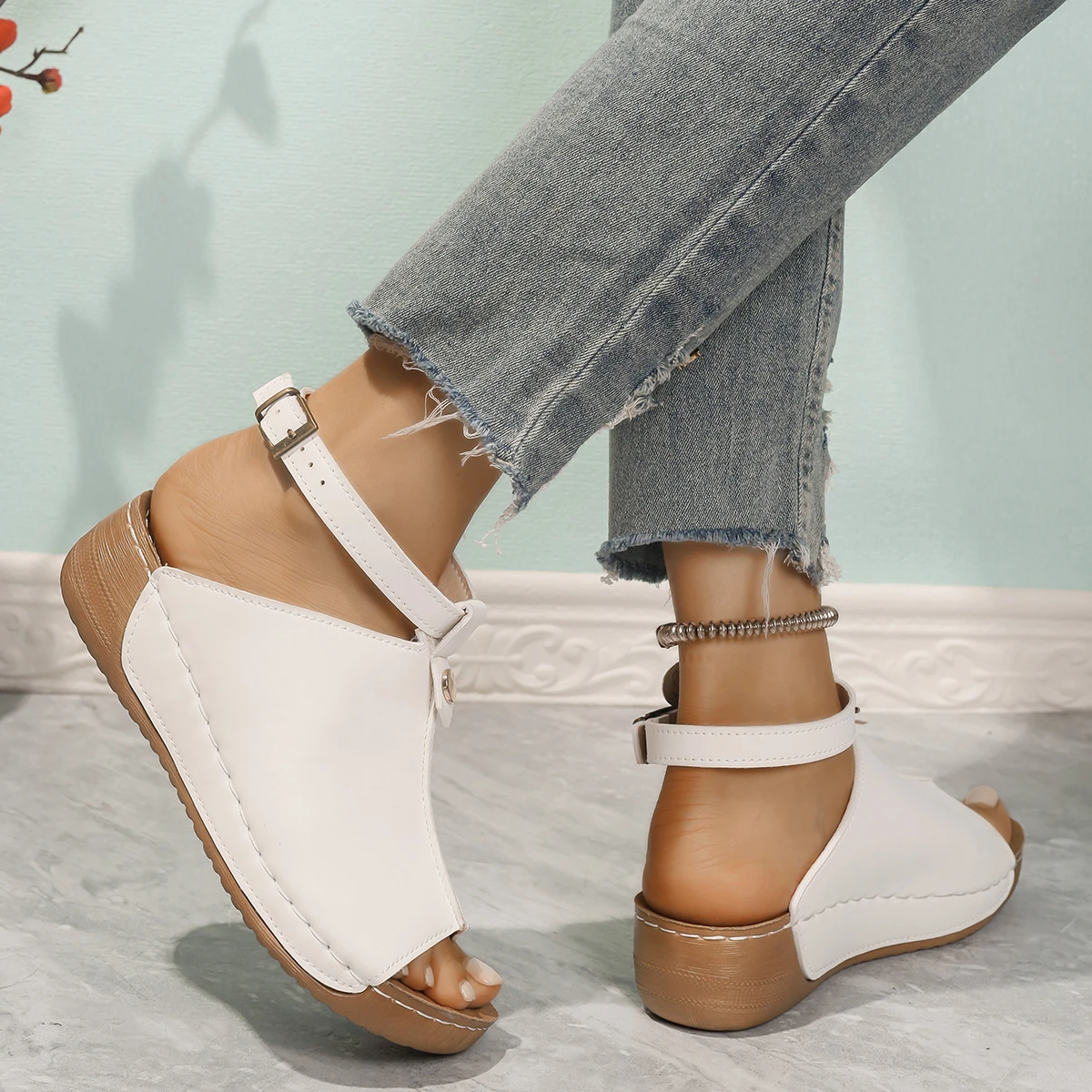 أحذية للنساء 2025 صنادل صيفية بكعب متوسط أحذية للسيدات على العرض بكعب أبيض موضة فاخرة جديدة في أحذية رياضية خفيفة